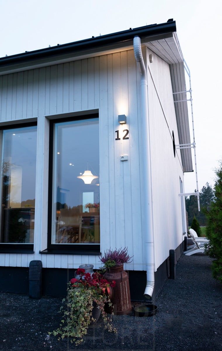 CUBIC OUT 2 luminaire illuminating a house number on a facade.